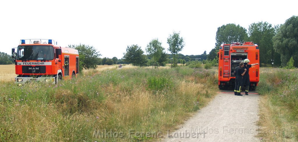 Bodenfeuer ausgeloest durch Strohballenpresse Koeln Holweide Colonia Allee P04.JPG